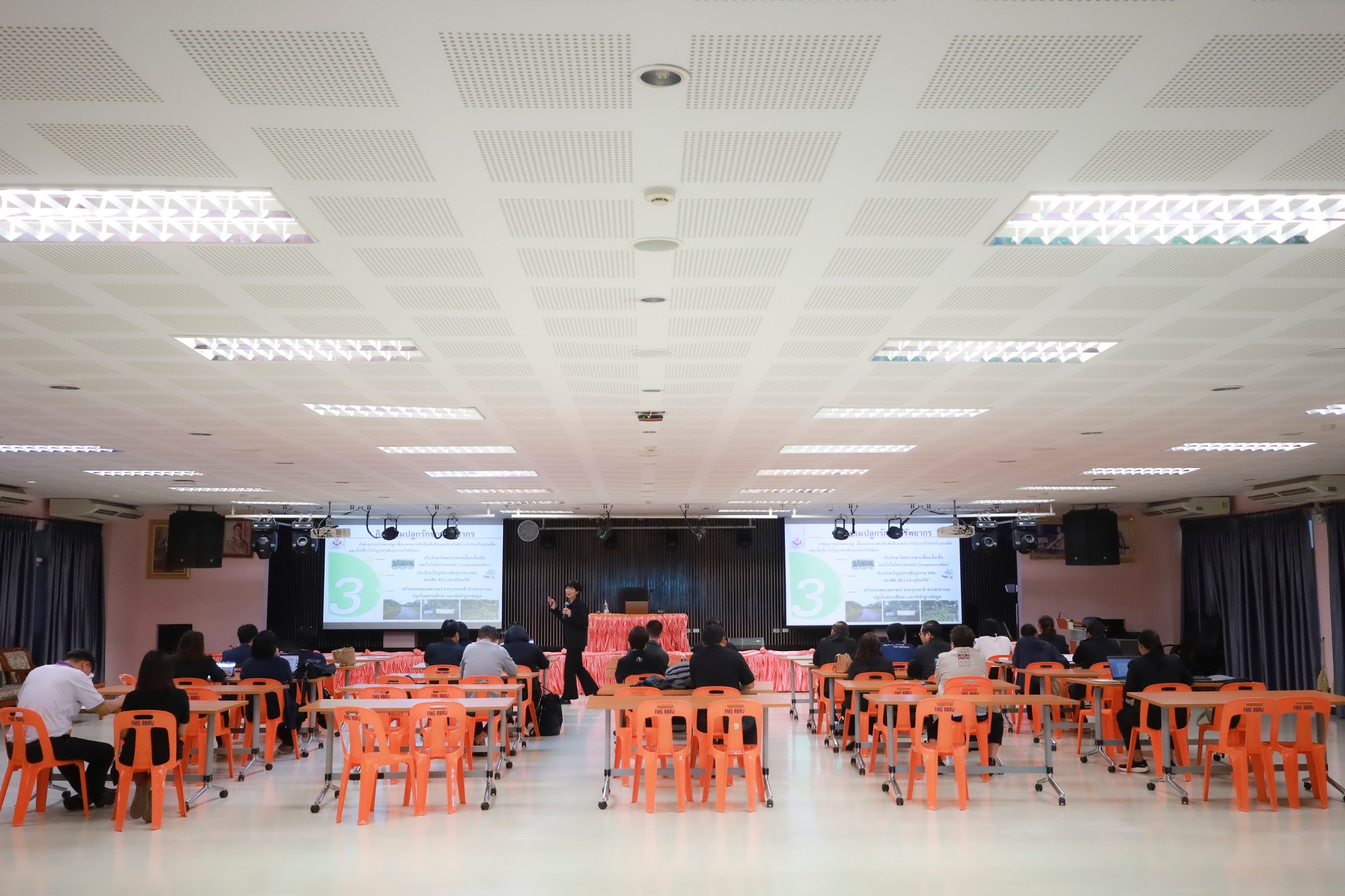 ศูนย์ประสานงาน อพ.สธ.-มร.รพ. จัดอบรมปฏิบัติการการพัฒนาแผนงานวิจัยและข้อเสนอโครงการบริการวิชาการ อพ.สธ. ปี 2571