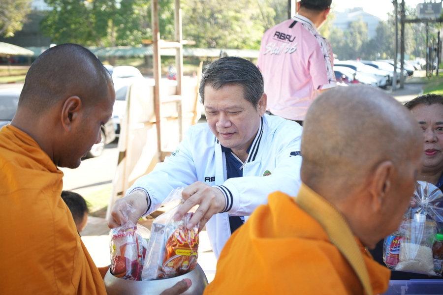 มรภ.รำไพพรรณี จัดกิจกรรมรับปีใหม่ 2568 เสริมสิริมงคลและพลังสามัคคี