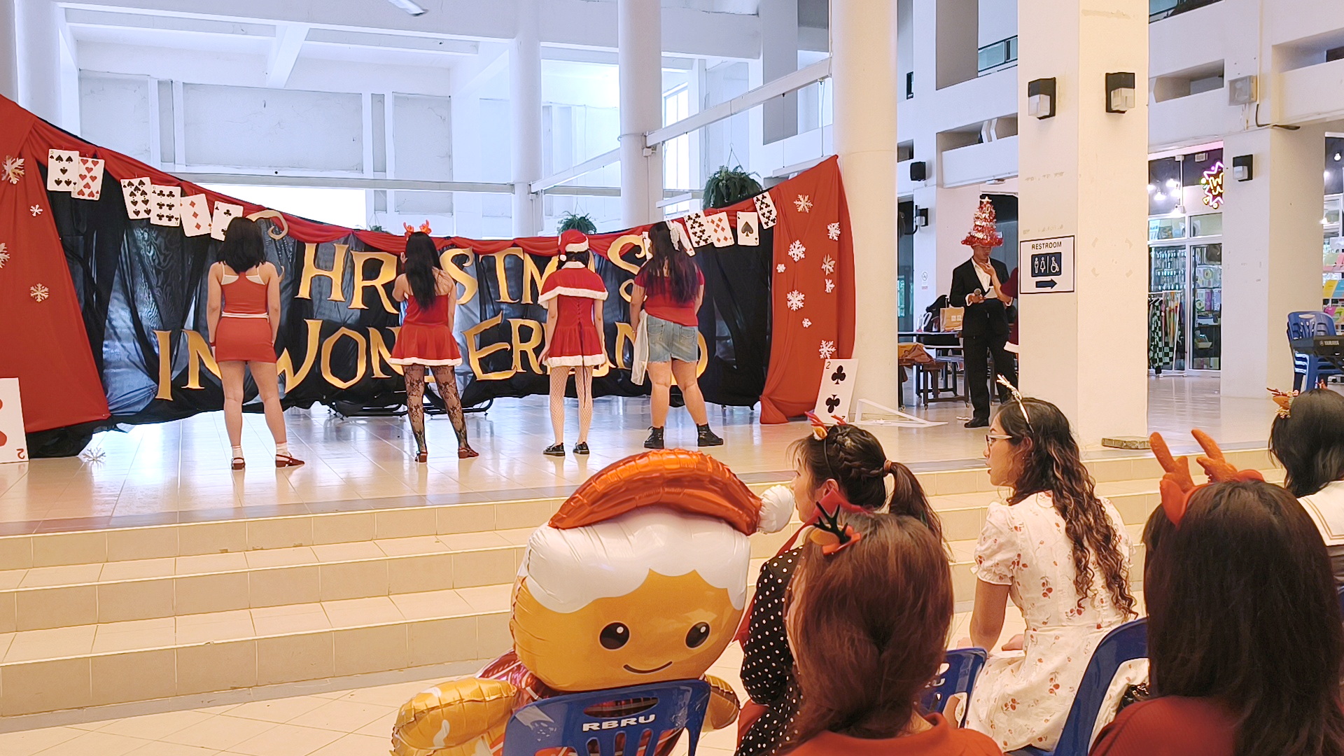 อังกฤษธุรกิจ จัด BE English Fair 2025 พัฒนาทักษะภาษาผ่านงานคริสต์มาส