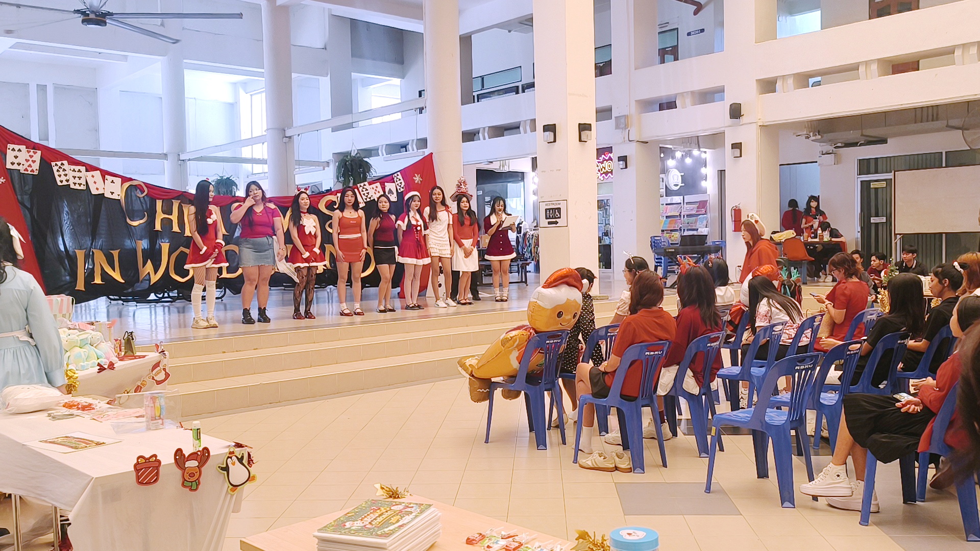 อังกฤษธุรกิจ จัด BE English Fair 2025 พัฒนาทักษะภาษาผ่านงานคริสต์มาส