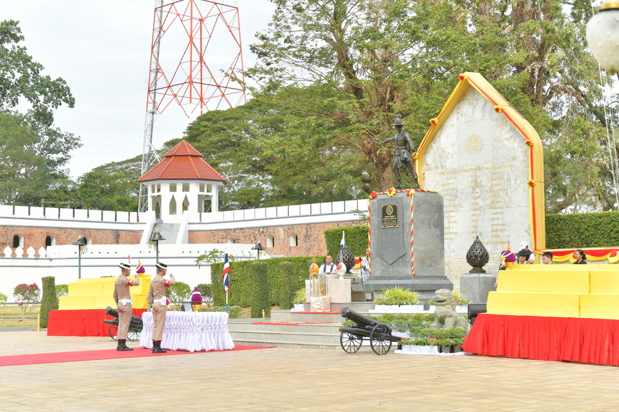 วางพานพุ่มถวายราชสดุดี "สมเด็จพระเจ้าตากสินมหาราช" เนื่องในวันคล้ายวันปราบดาภิเษก 2568