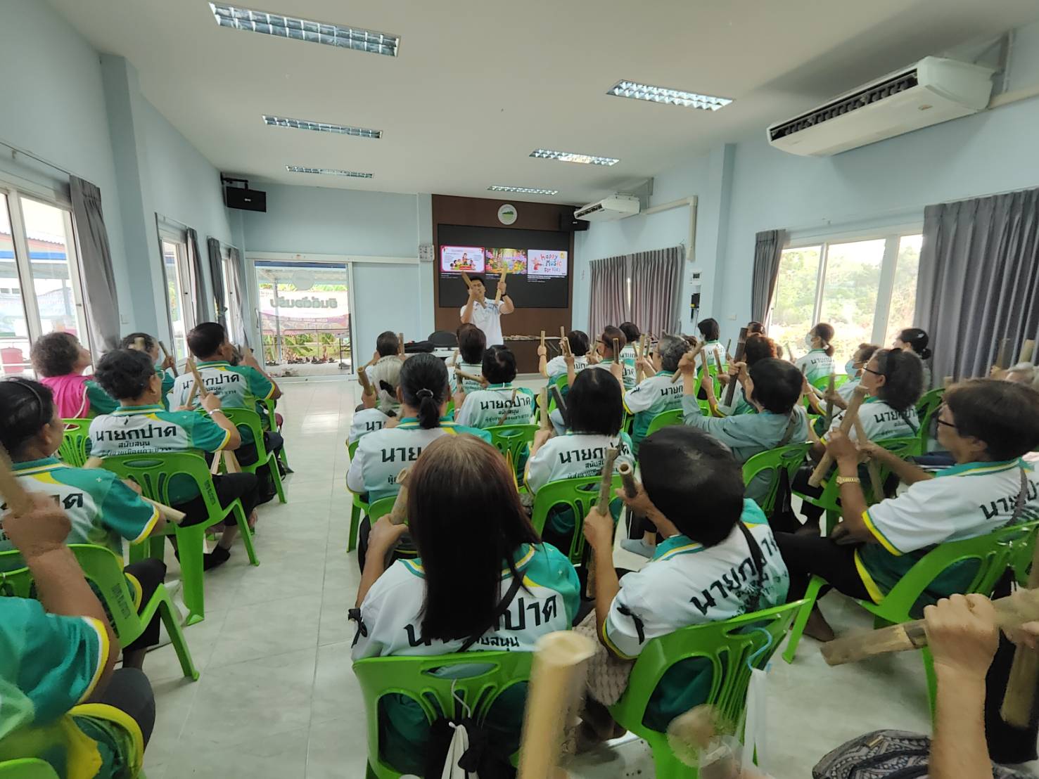 ราชภัฏรำไพพรรณีนำร่องนวัตกรรมเคาะไม้ไผ่ ฟื้นฟูสมองผู้สูงอายุ