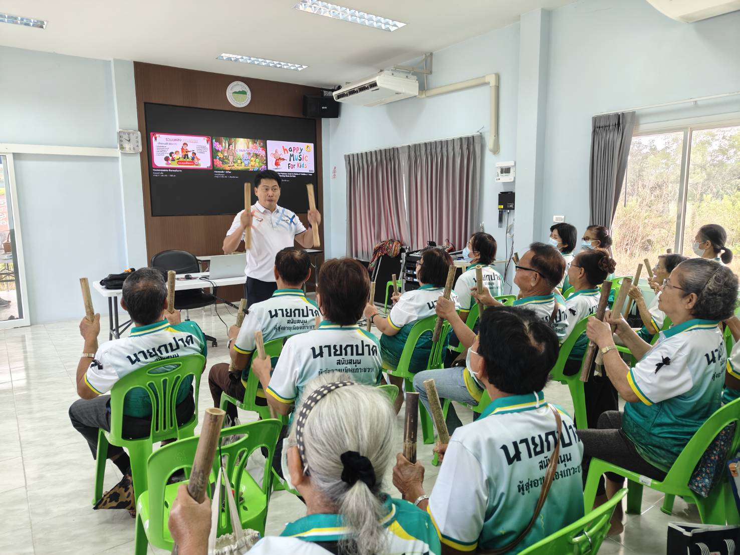 ราชภัฏรำไพพรรณีนำร่องนวัตกรรมเคาะไม้ไผ่ ฟื้นฟูสมองผู้สูงอายุ