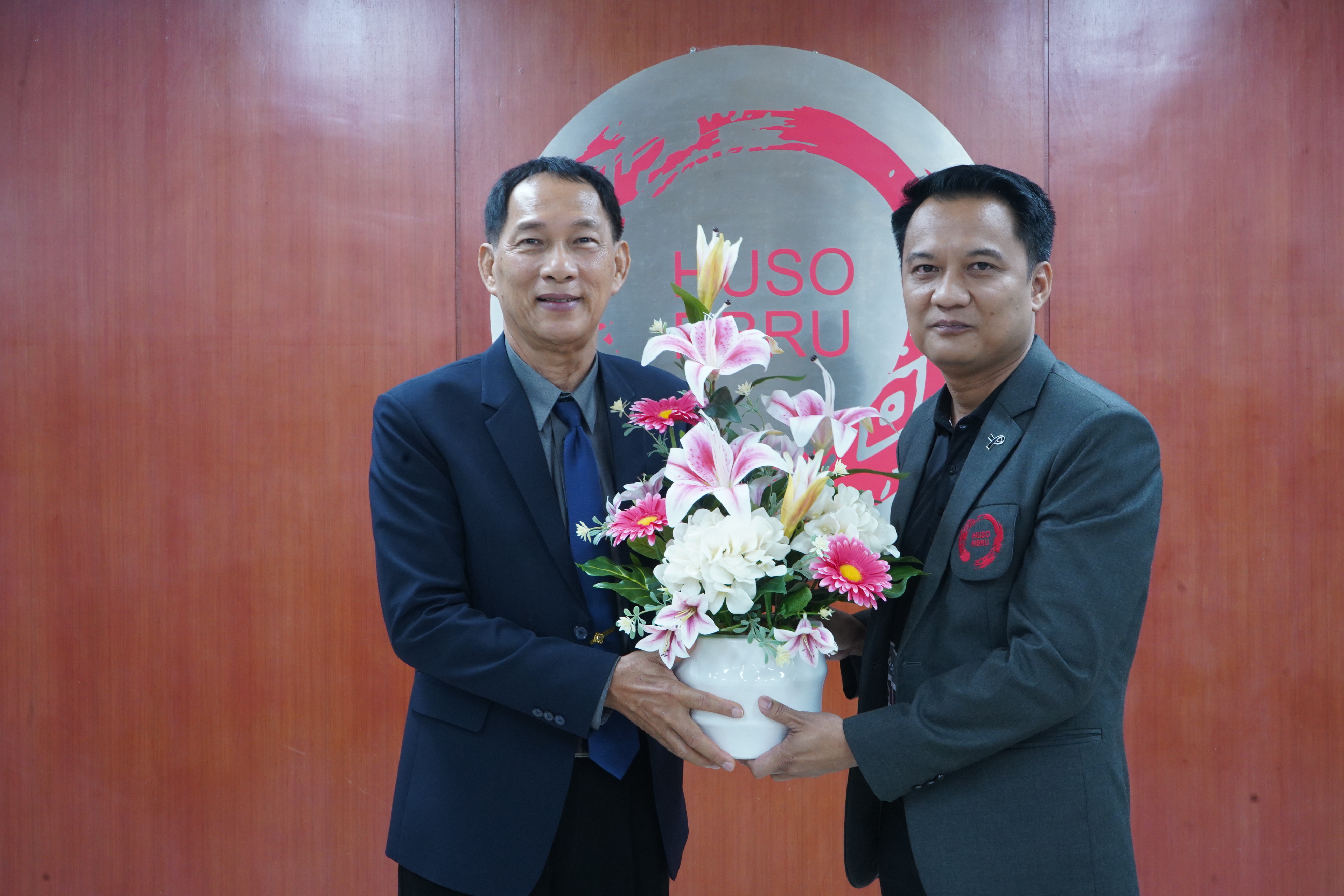 HUSO RBRU ร่วมก้าวต่อไปอย่างยั่งยืน รศ.ดร.ชูวงศ์ อุบาลี ส่งต่อพลังบริหารสู่ ผศ.วารินทร์ สุภาภรณ์ คณบดีคนใหม่