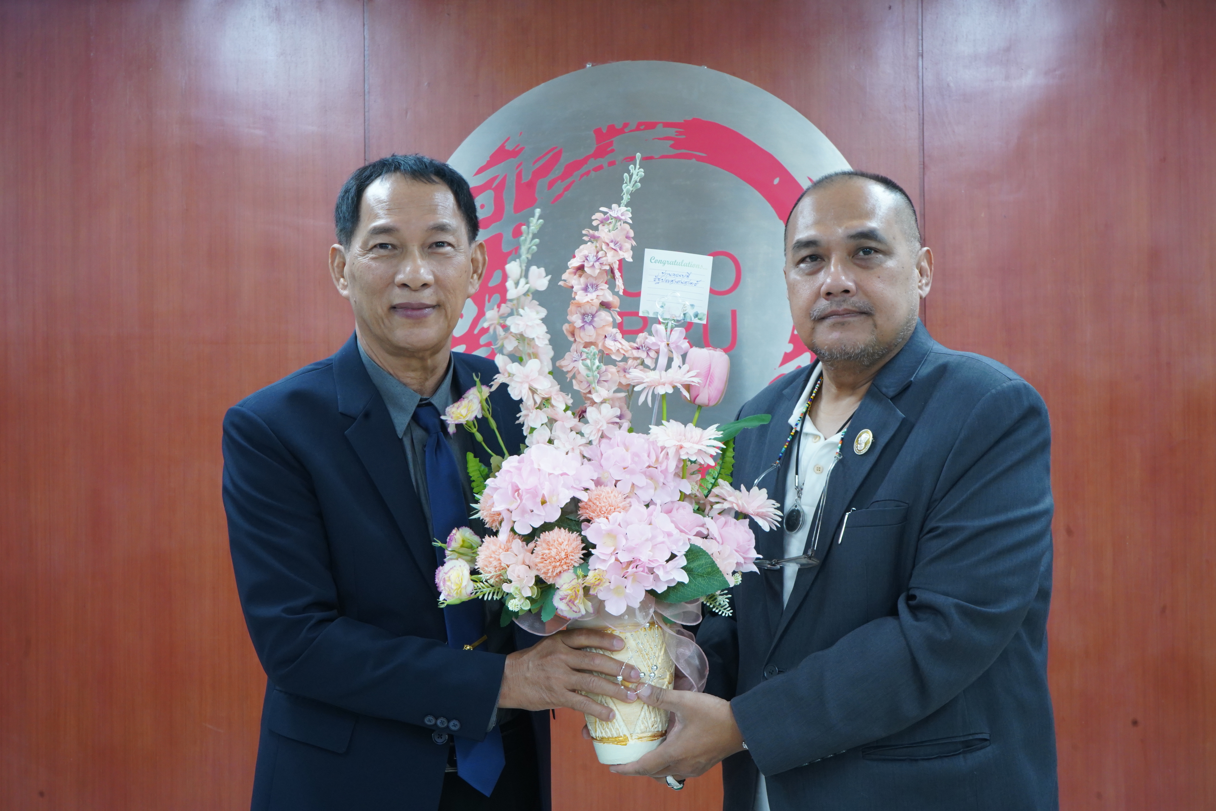 HUSO RBRU ร่วมก้าวต่อไปอย่างยั่งยืน รศ.ดร.ชูวงศ์ อุบาลี ส่งต่อพลังบริหารสู่ ผศ.วารินทร์ สุภาภรณ์ คณบดีคนใหม่