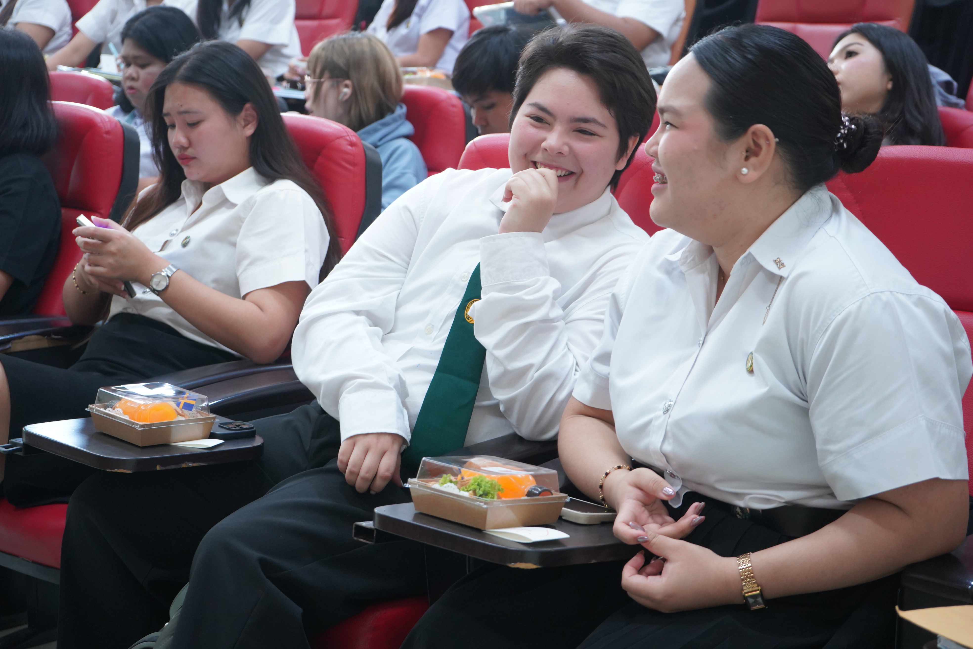 ถอดบทเรียนการทำงาน ภาษาอังกฤษธุรกิจ มรภ.รำไพพรรณี จัดสัมมนาหลังฝึกงานรุ่นพี่ ปี 4