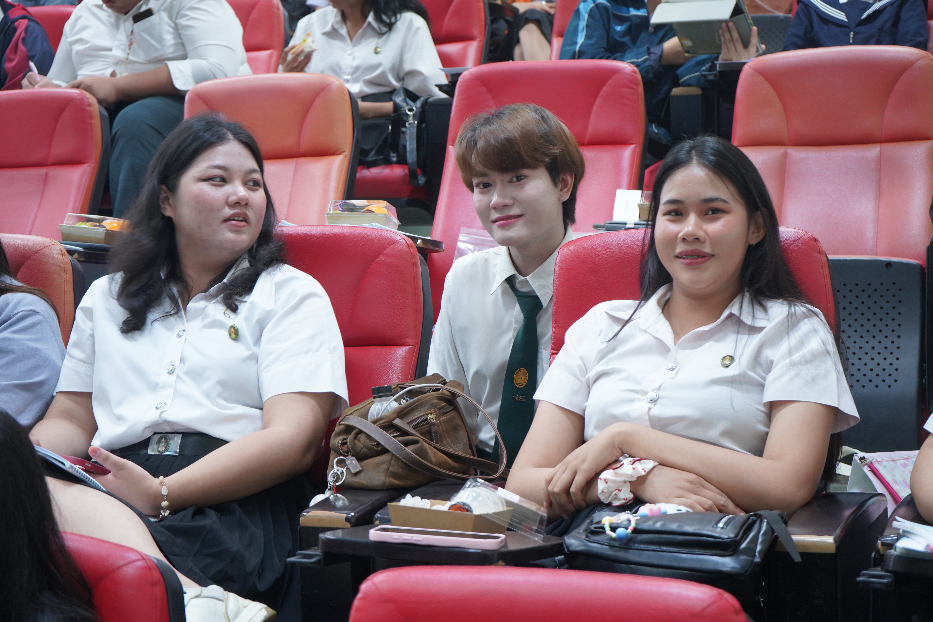 ถอดบทเรียนการทำงาน ภาษาอังกฤษธุรกิจ มรภ.รำไพพรรณี จัดสัมมนาหลังฝึกงานรุ่นพี่ ปี 4