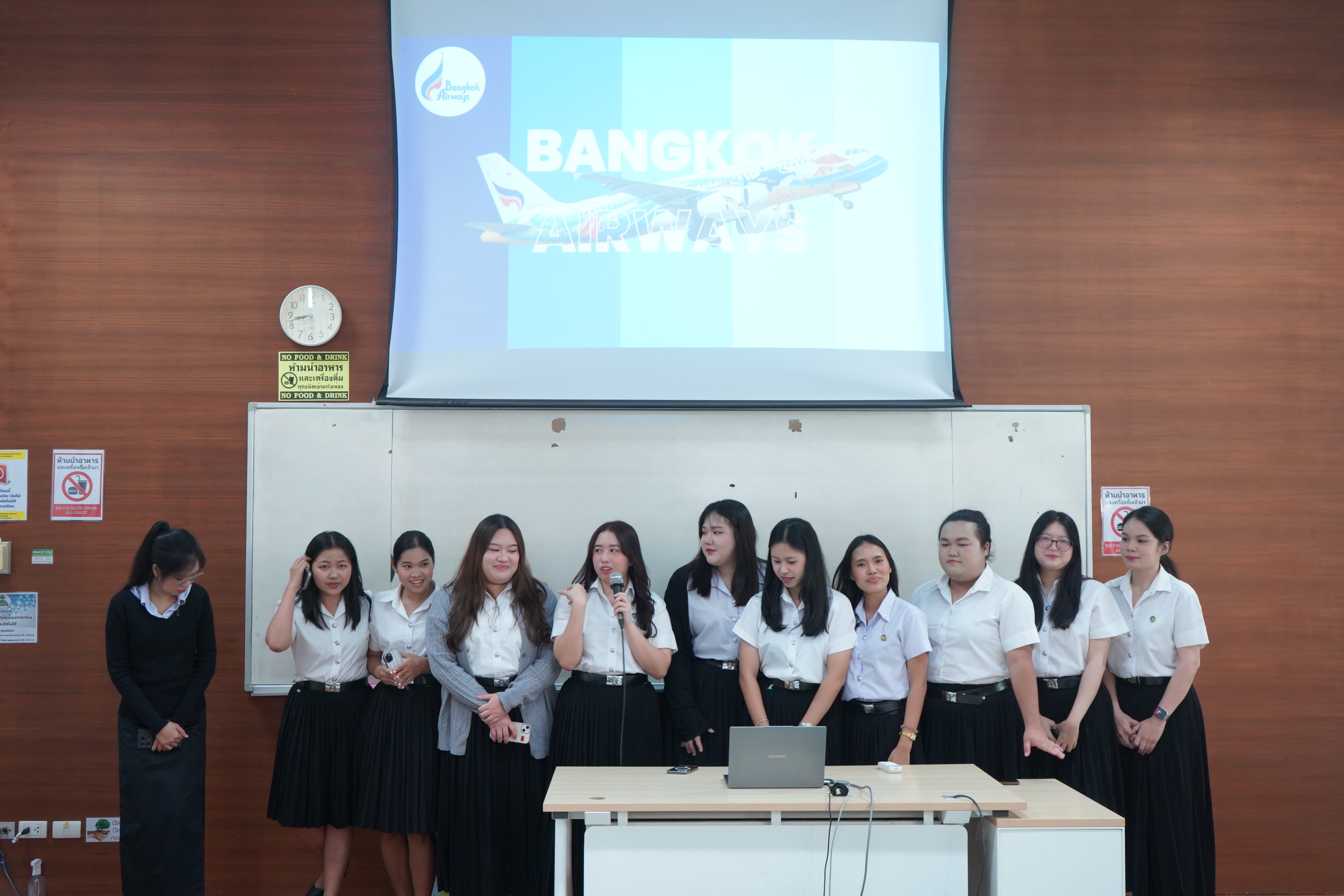 ถอดบทเรียนการทำงาน ภาษาอังกฤษธุรกิจ มรภ.รำไพพรรณี จัดสัมมนาหลังฝึกงานรุ่นพี่ ปี 4