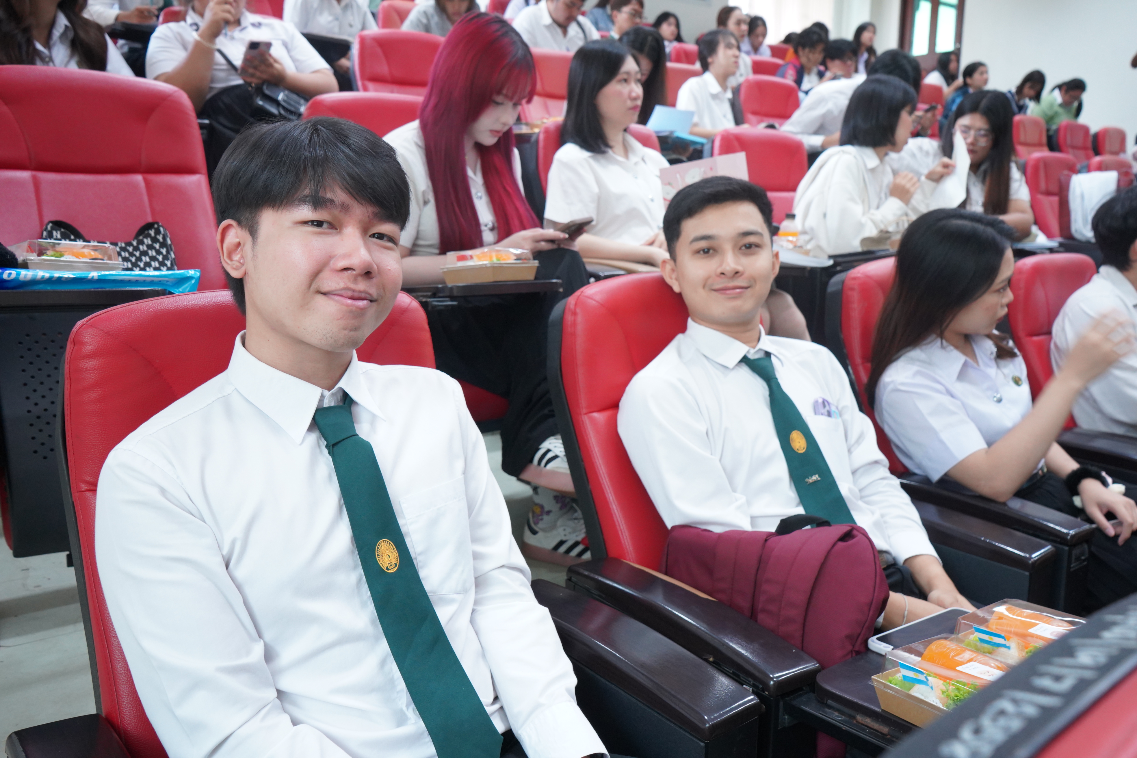 ถอดบทเรียนการทำงาน ภาษาอังกฤษธุรกิจ มรภ.รำไพพรรณี จัดสัมมนาหลังฝึกงานรุ่นพี่ ปี 4