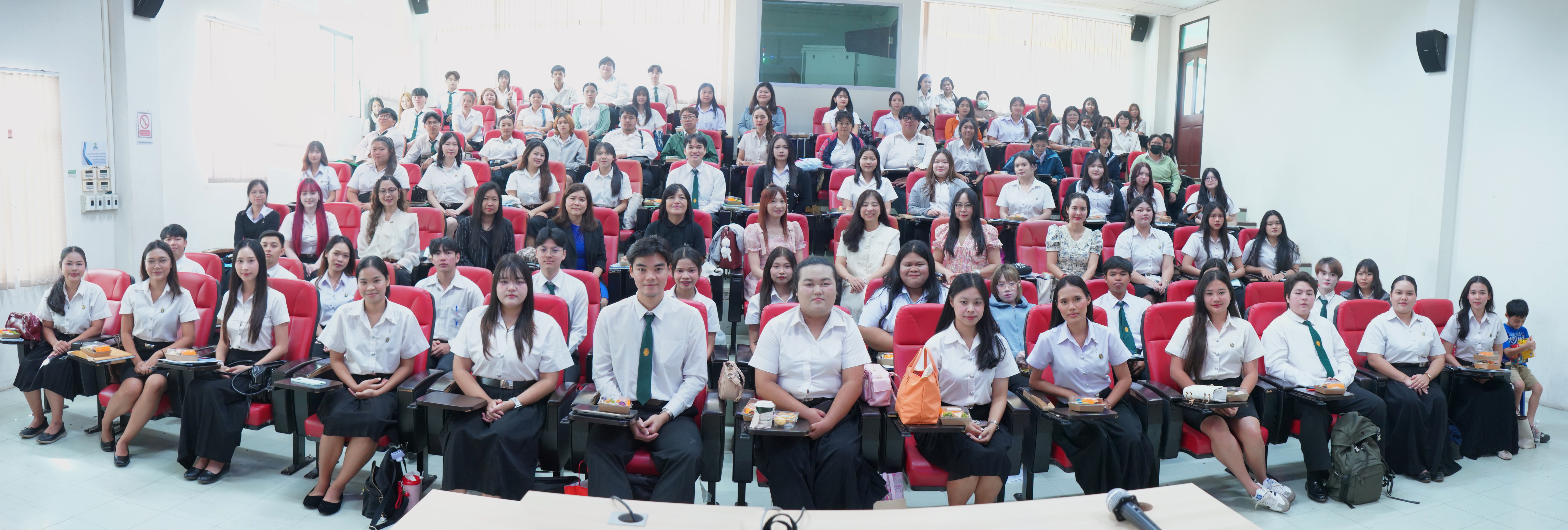 ถอดบทเรียนการทำงาน ภาษาอังกฤษธุรกิจ มรภ.รำไพพรรณี จัดสัมมนาหลังฝึกงานรุ่นพี่ ปี 4