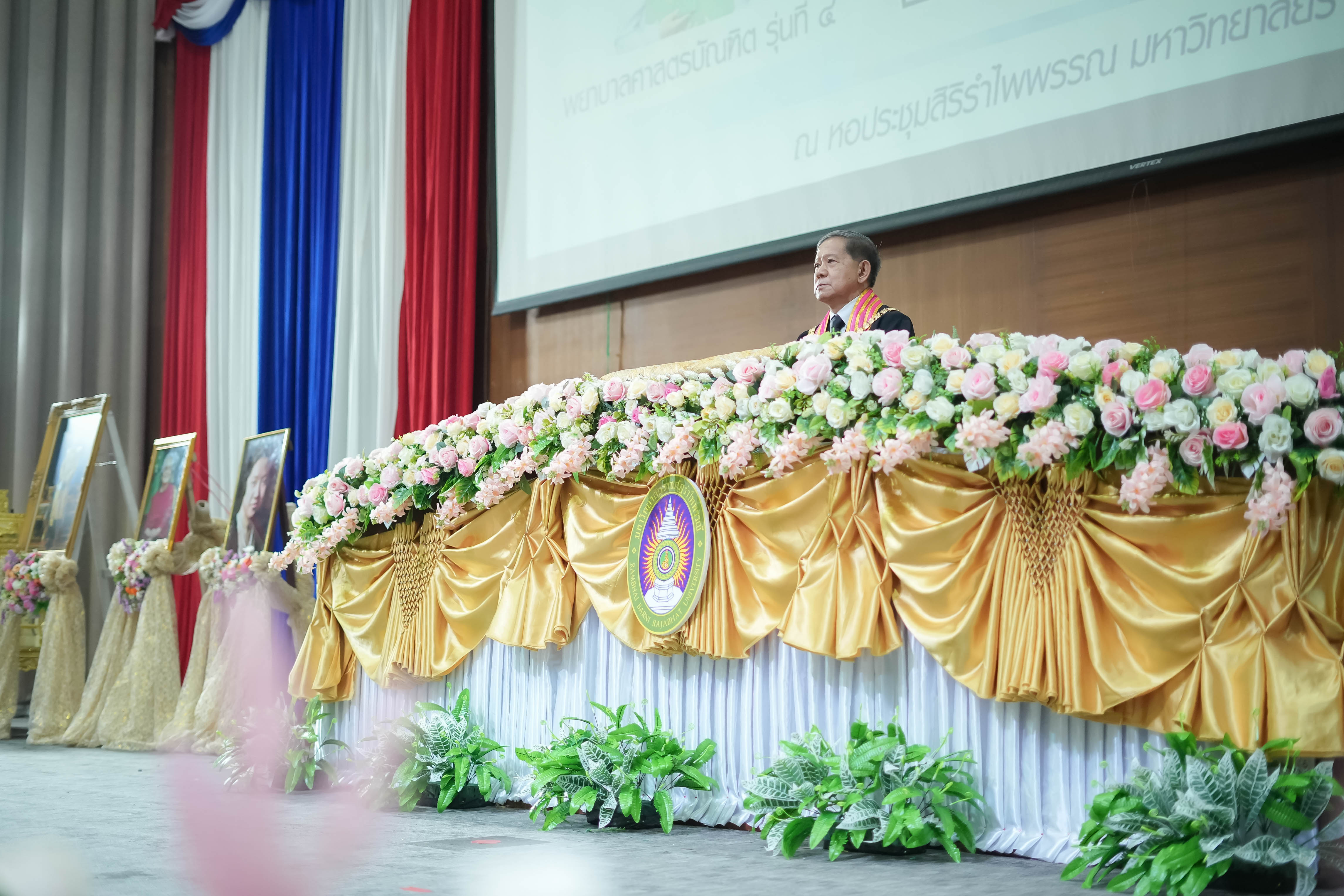 พิธีสำเร็จการศึกษาของนักศึกษาพยาบาลศาสตรบัณฑิต รุ่นที่ 4 และหลักสูตรผู้ช่วยพยาบาล รุ่น 2