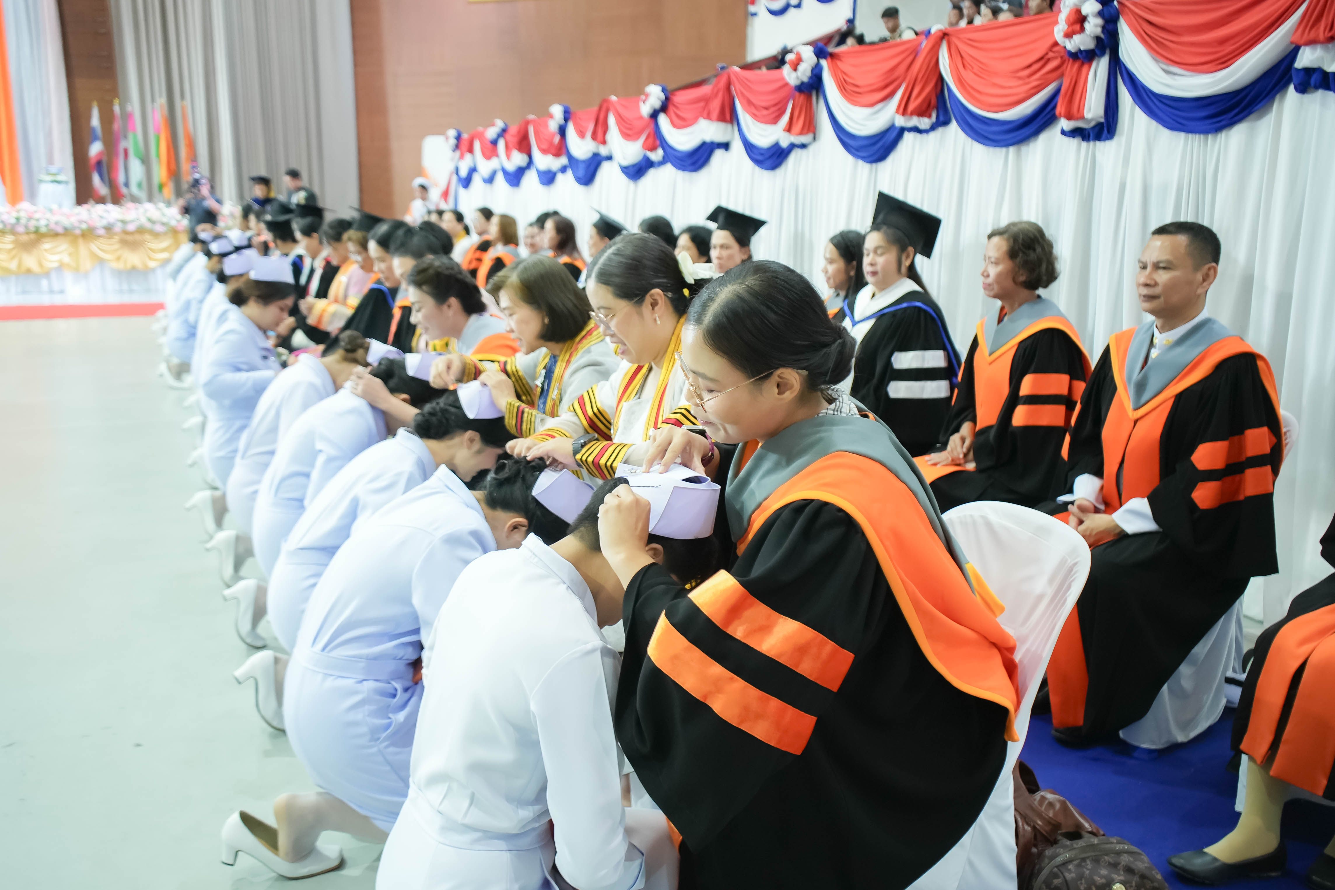 พิธีสำเร็จการศึกษาของนักศึกษาพยาบาลศาสตรบัณฑิต รุ่นที่ 4 และหลักสูตรผู้ช่วยพยาบาล รุ่น 2
