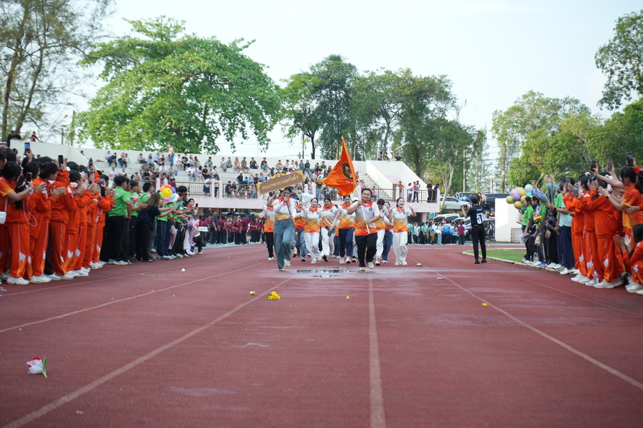 มรภ.รำไพพรรณี สืบสานประเพณี "วิ่งจบ" นำว่าที่บัณฑิตกราบลาแม่ไท้