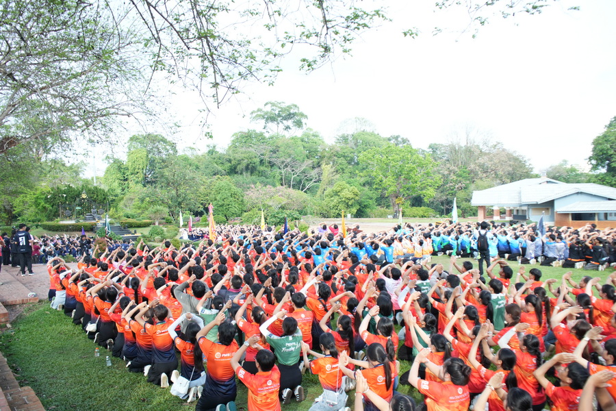 มรภ.รำไพพรรณี สืบสานประเพณี "วิ่งจบ" นำว่าที่บัณฑิตกราบลาแม่ไท้