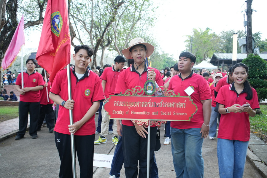 มรภ.รำไพพรรณี สืบสานประเพณี "วิ่งจบ" นำว่าที่บัณฑิตกราบลาแม่ไท้