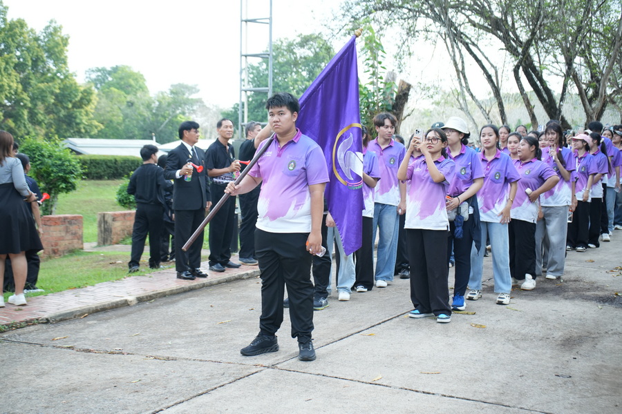 มรภ.รำไพพรรณี สืบสานประเพณี "วิ่งจบ" นำว่าที่บัณฑิตกราบลาแม่ไท้