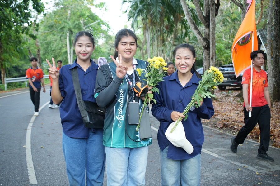 มรภ.รำไพพรรณี สืบสานประเพณี "วิ่งจบ" นำว่าที่บัณฑิตกราบลาแม่ไท้