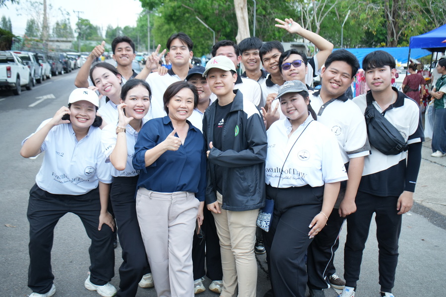 มรภ.รำไพพรรณี สืบสานประเพณี "วิ่งจบ" นำว่าที่บัณฑิตกราบลาแม่ไท้