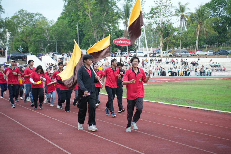 มรภ.รำไพพรรณี สืบสานประเพณี "วิ่งจบ" นำว่าที่บัณฑิตกราบลาแม่ไท้