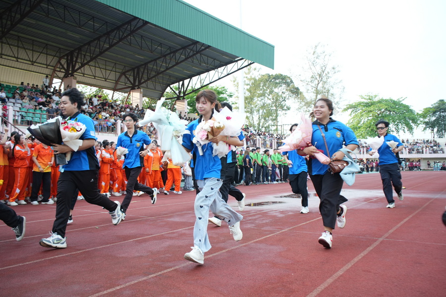 มรภ.รำไพพรรณี สืบสานประเพณี "วิ่งจบ" นำว่าที่บัณฑิตกราบลาแม่ไท้