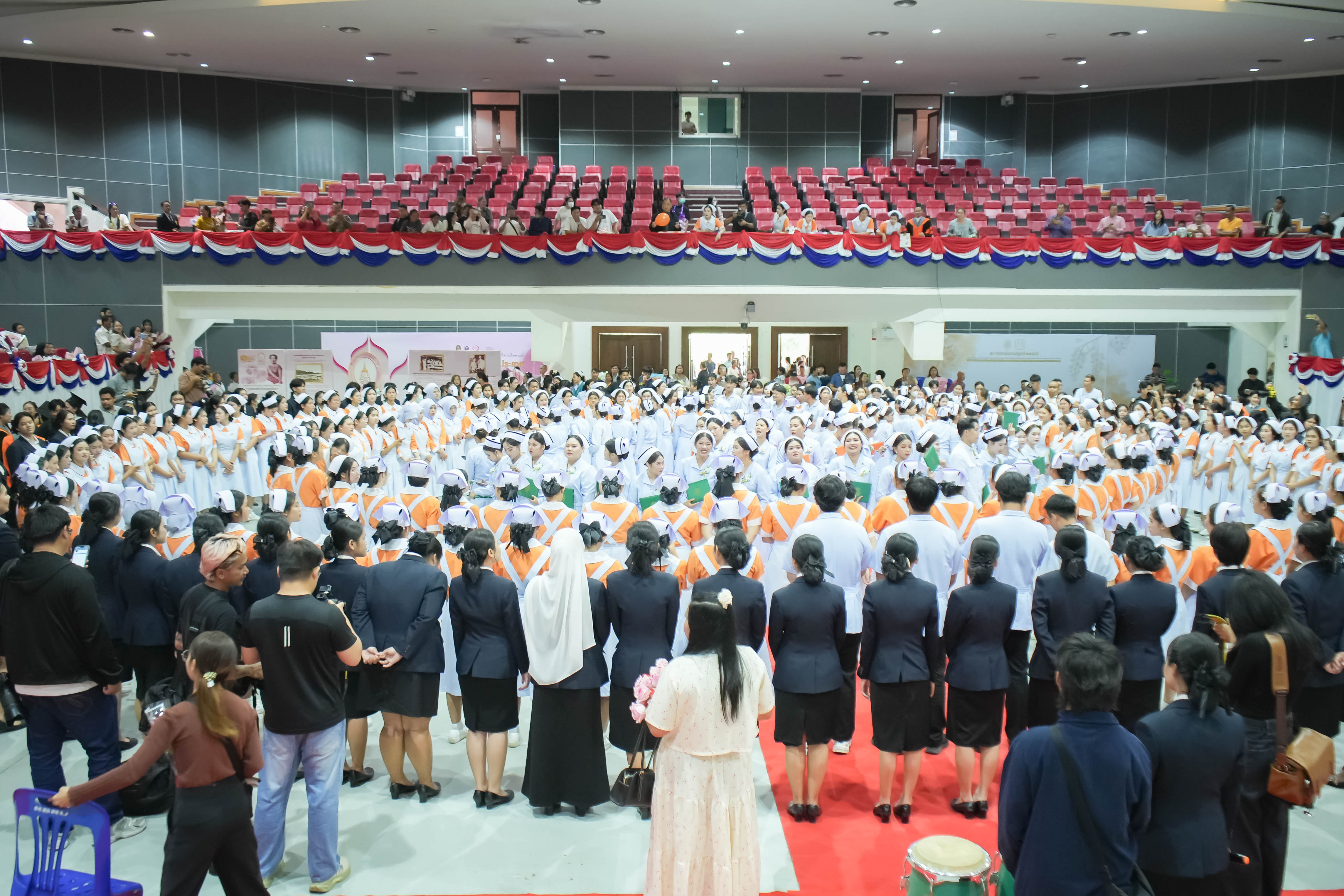 คณบดีคณะมนุษยศาสตร์ฯ ร่วมยินดีบัณฑิตพยาบาล มรภ.รำไพพรรณี ในพิธีมอบแถบหมวกและเข็มวิทยฐานะ ประจำปี 2568
