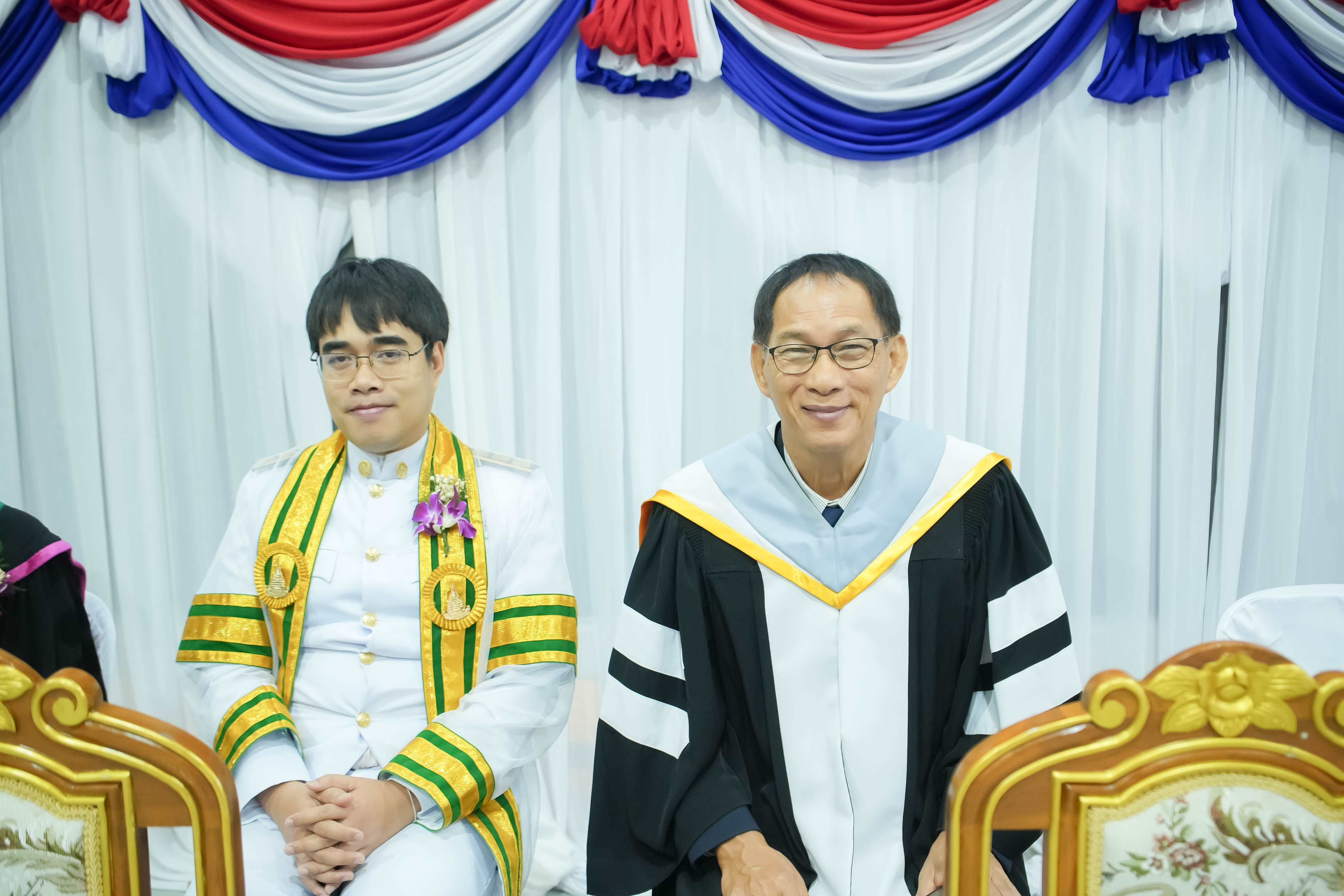 คณบดีคณะมนุษยศาสตร์ฯ ร่วมยินดีบัณฑิตพยาบาล มรภ.รำไพพรรณี ในพิธีมอบแถบหมวกและเข็มวิทยฐานะ ประจำปี 2568