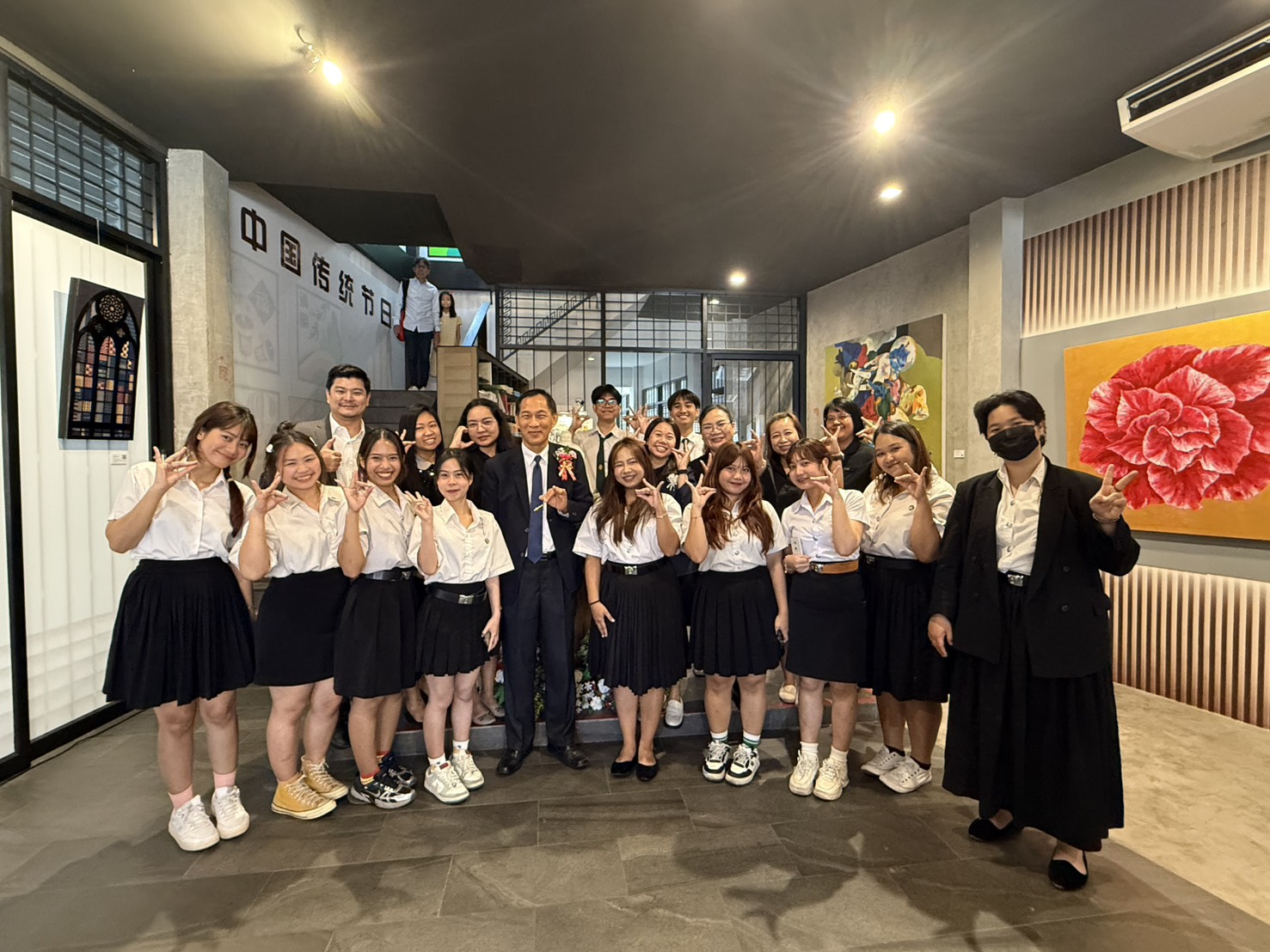 คณะมนุษยศาสตร์ฯ มรภ.รำไพพรรณี ร่วมกับศิลปินจีน เปิดนิทรรศการ “เสน่ห์เจิดจรัส” กระชับความสัมพันธ์ไทย-จีน ผ่านงานศิลปะ