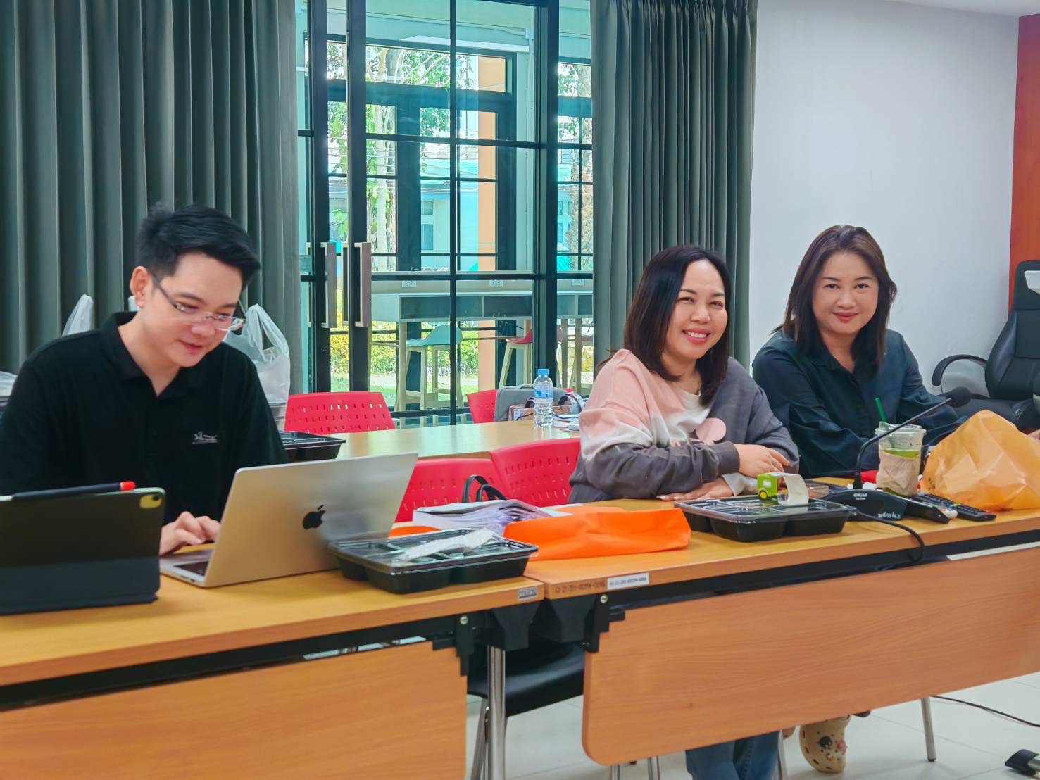 ติววิจัยเข้มข้น จับมือเขียนรายงานวิจัย
หลักสูตรรัฐศาสตรมหาบัณฑิต