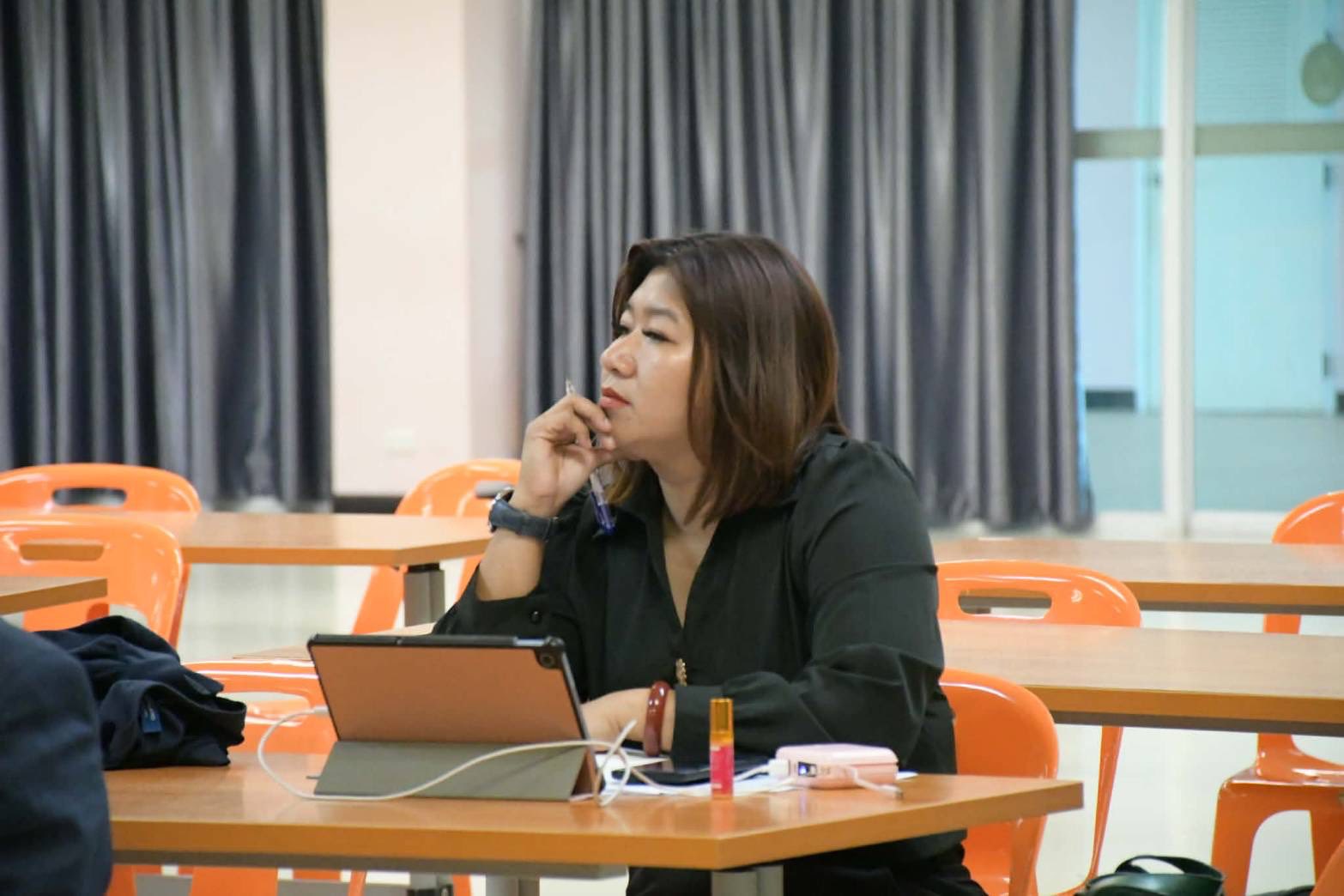 คณะมนุษยศาสตร์และสังคมศาสตร์ ร่วมอบรมเชิงปฏิบัติการพัฒนาแผนงานวิจัยและข้อเสนอโครงการบริการวิชาการ อพ.สธ.