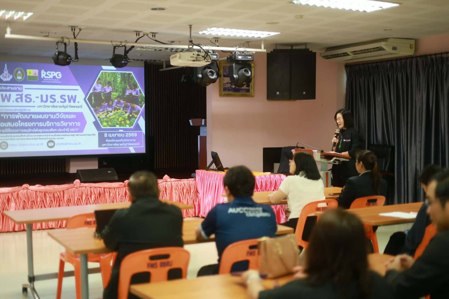 คณะมนุษยศาสตร์และสังคมศาสตร์ ร่วมอบรมเชิงปฏิบัติการพัฒนาแผนงานวิจัยและข้อเสนอโครงการบริการวิชาการ อพ.สธ.