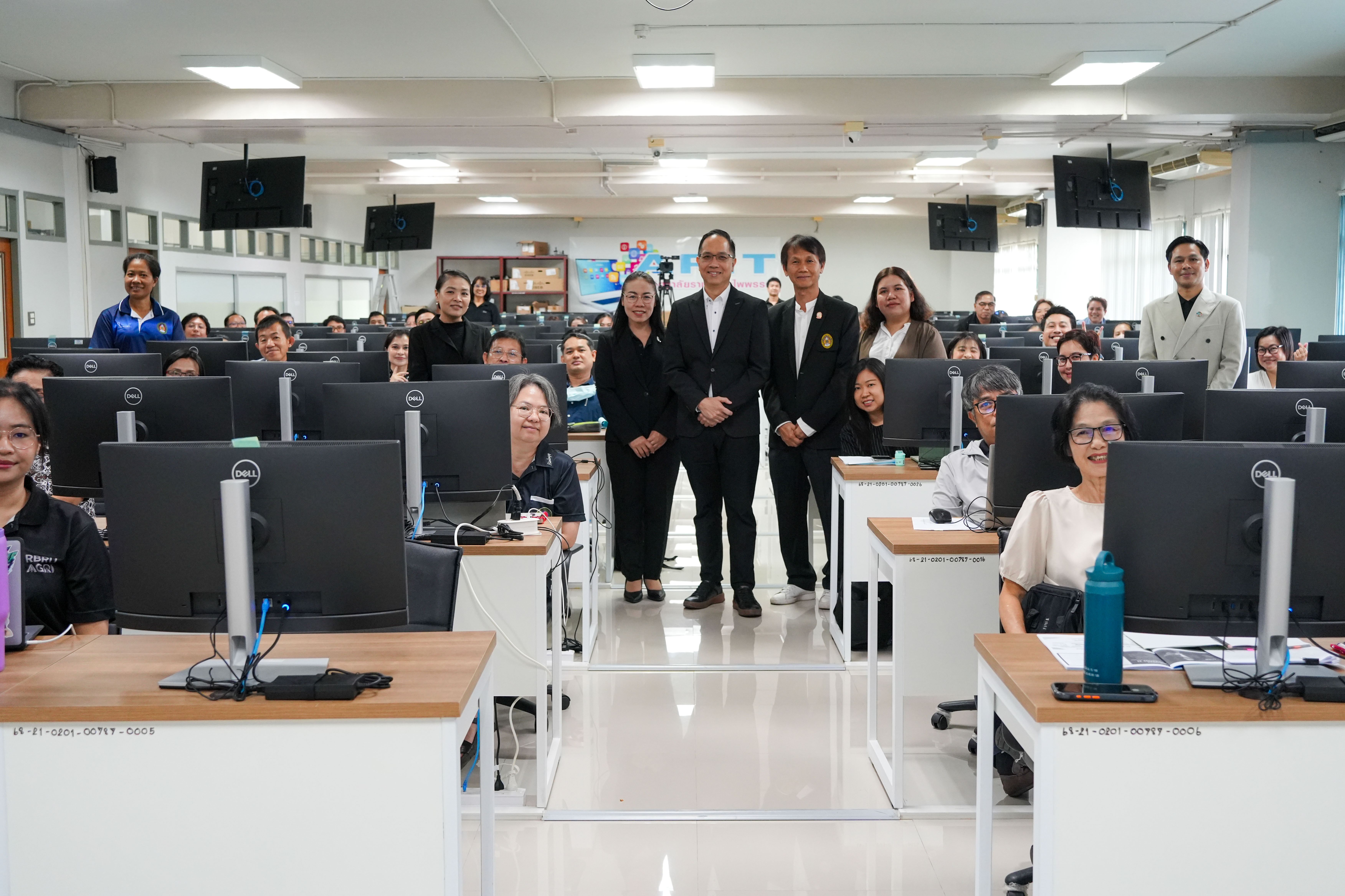 จัดอบรม "Vibe Coding" นำร่องเทรนด์ AI สร้างแอปฯ โดยไม่ต้องเขียนโค้ด ยกระดับการสอนยุคดิจิทัล