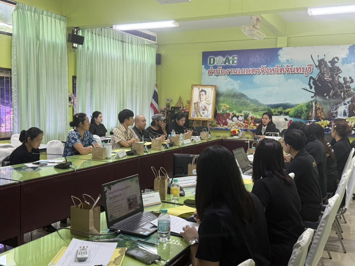 มรภ.รำไพพรรณี เสนอขับเคลื่อนเสื่อจันทบูรเชิงระบบ พัฒนาฐานข้อมูล–ชูวังสวนบ้านแก้วเป็นแหล่งเรียนรู้ภูมิปัญญาทอเสื่อ พร้อมเสนอสร้างวัฒนธรรมองค์กร ‘วิถีเสื่อจันทบูร’”