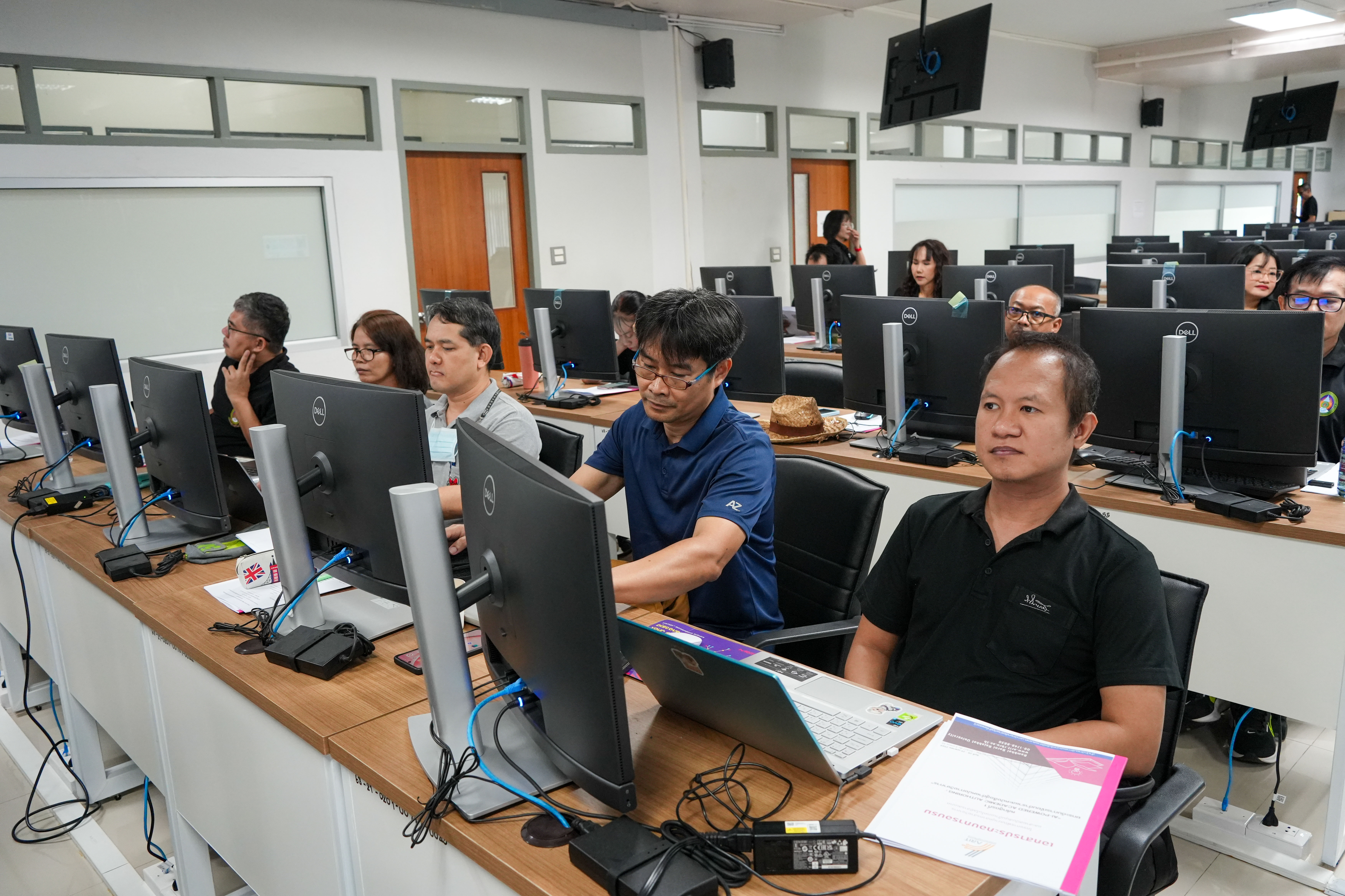 สำนักวิทยบริการฯ เสริมทักษะสายวิชาการจัดอบรมเทคนิคเขียนตำราและหนังสือ มุ่งสู่ตำแหน่งทางวิชาการ