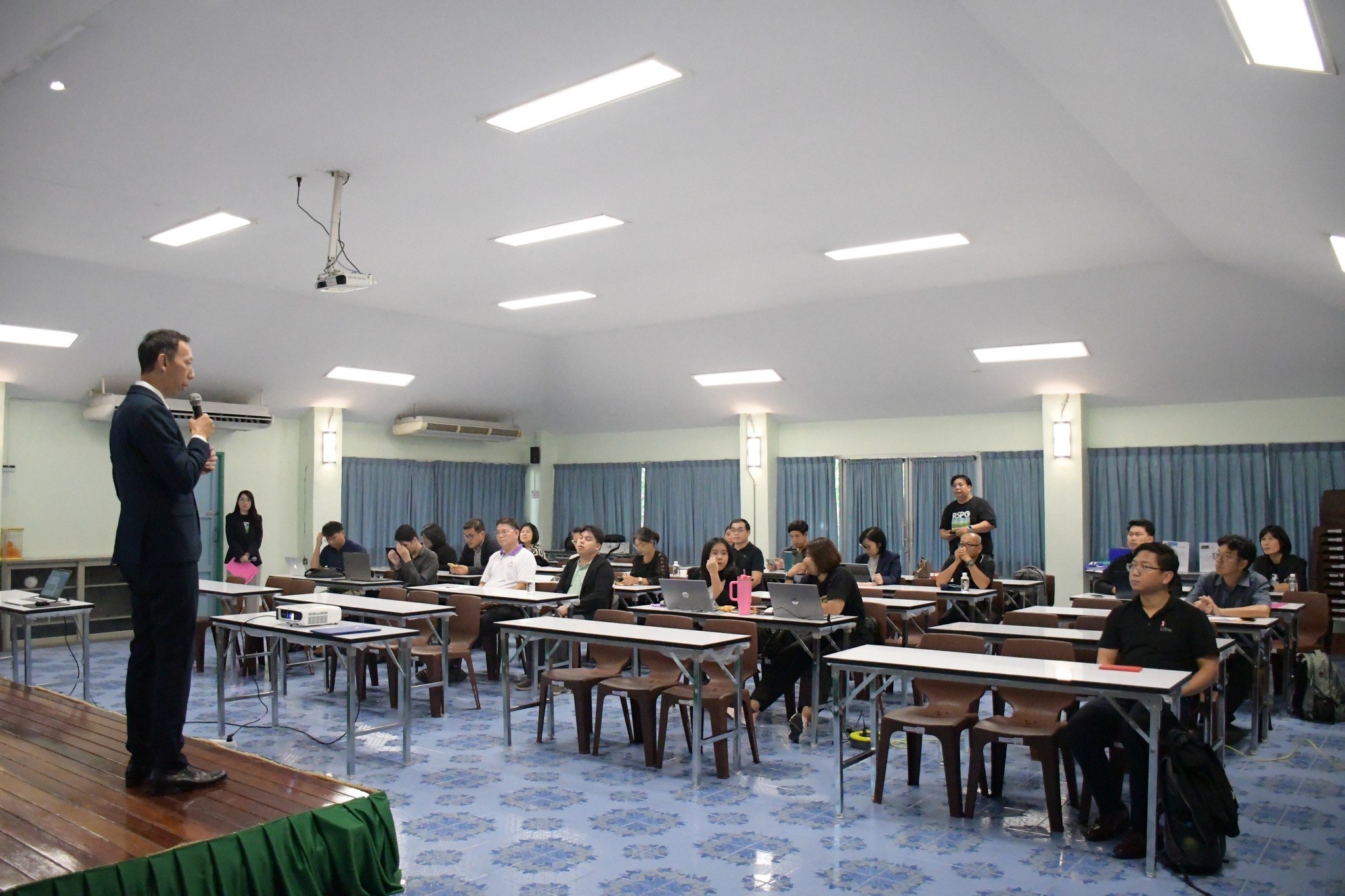 มรภ.รำไพพรรณี ติวเข้มบุคลากร! จัด Workshop เขียนข้อเสนอโครงการ อพ.สธ. ปี 2571 ตามแผนแม่บทระยะ 5 ปีที่แปด