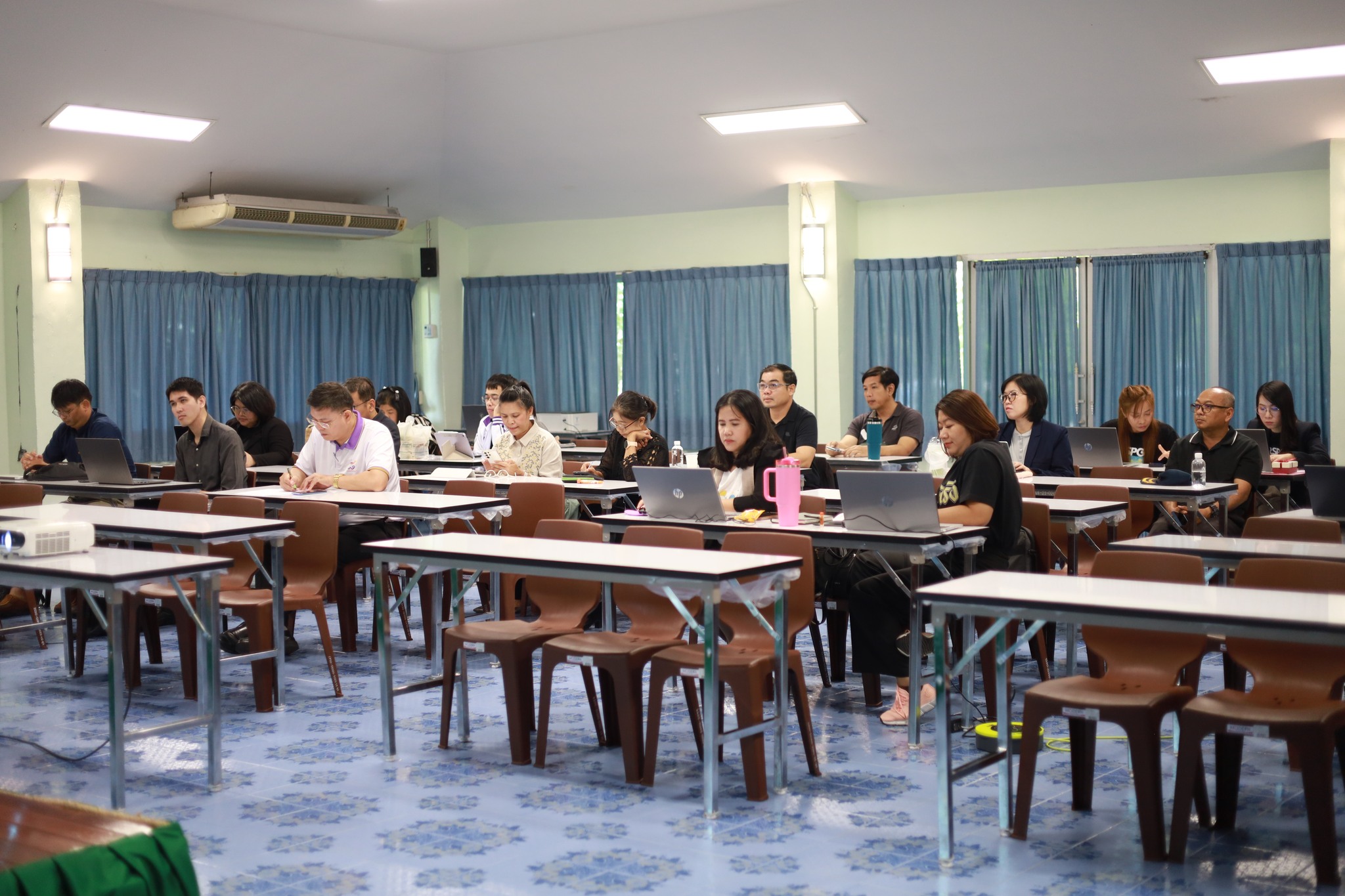 มรภ.รำไพพรรณี ติวเข้มบุคลากร! จัด Workshop เขียนข้อเสนอโครงการ อพ.สธ. ปี 2571 ตามแผนแม่บทระยะ 5 ปีที่แปด