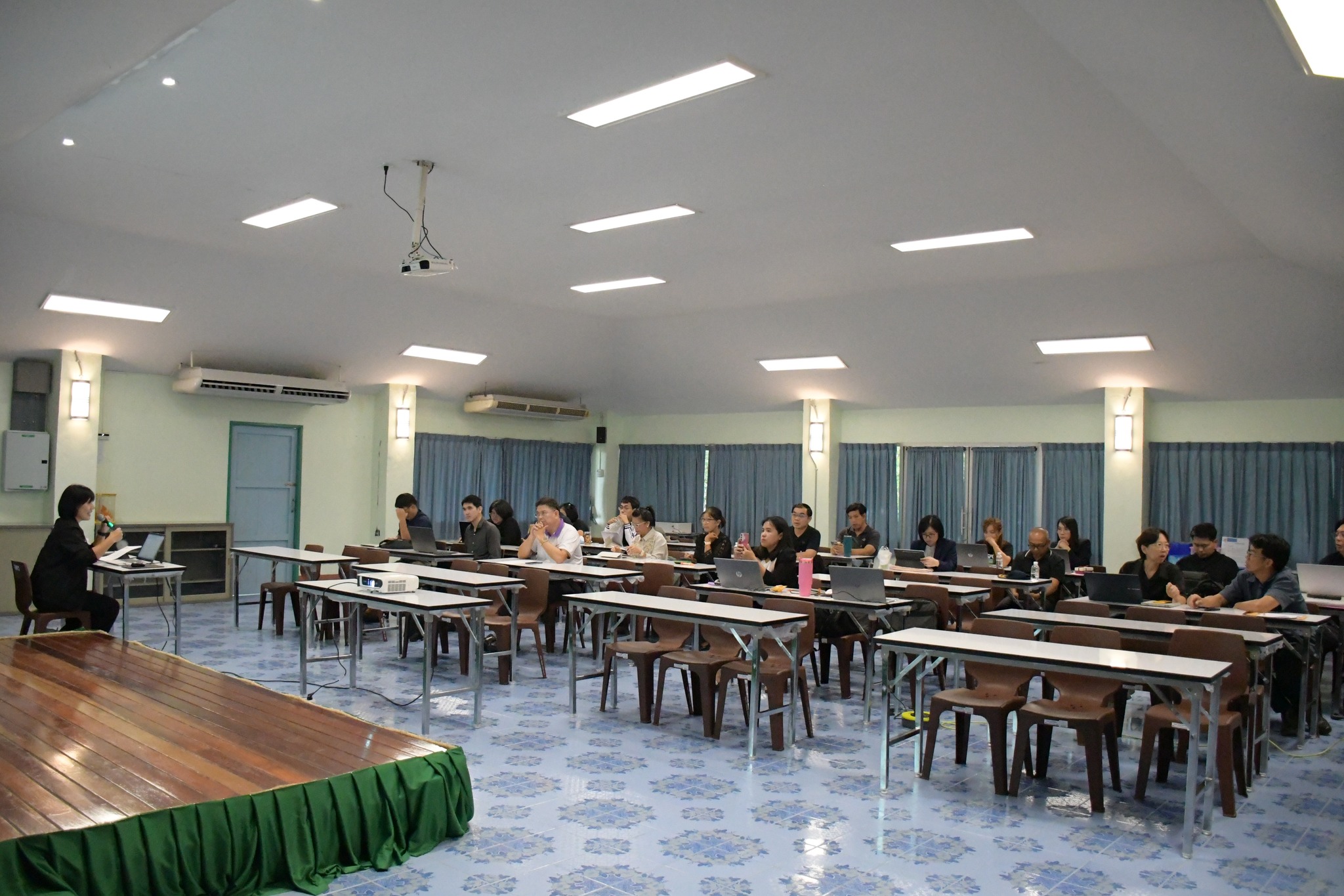 มรภ.รำไพพรรณี ติวเข้มบุคลากร! จัด Workshop เขียนข้อเสนอโครงการ อพ.สธ. ปี 2571 ตามแผนแม่บทระยะ 5 ปีที่แปด