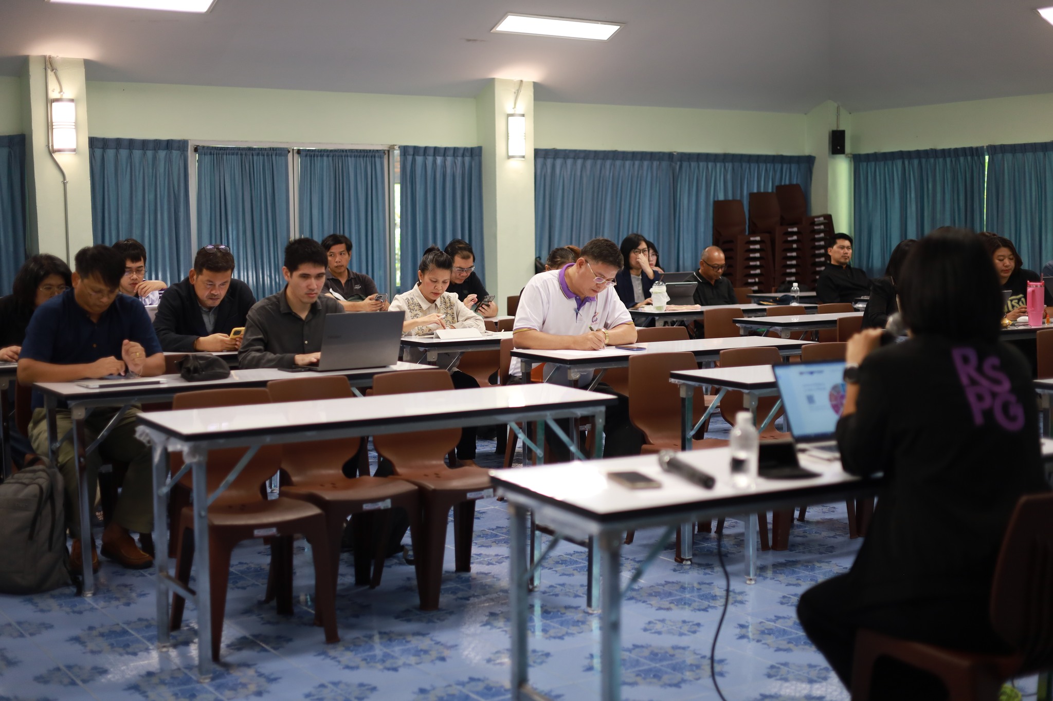 มรภ.รำไพพรรณี ติวเข้มบุคลากร! จัด Workshop เขียนข้อเสนอโครงการ อพ.สธ. ปี 2571 ตามแผนแม่บทระยะ 5 ปีที่แปด