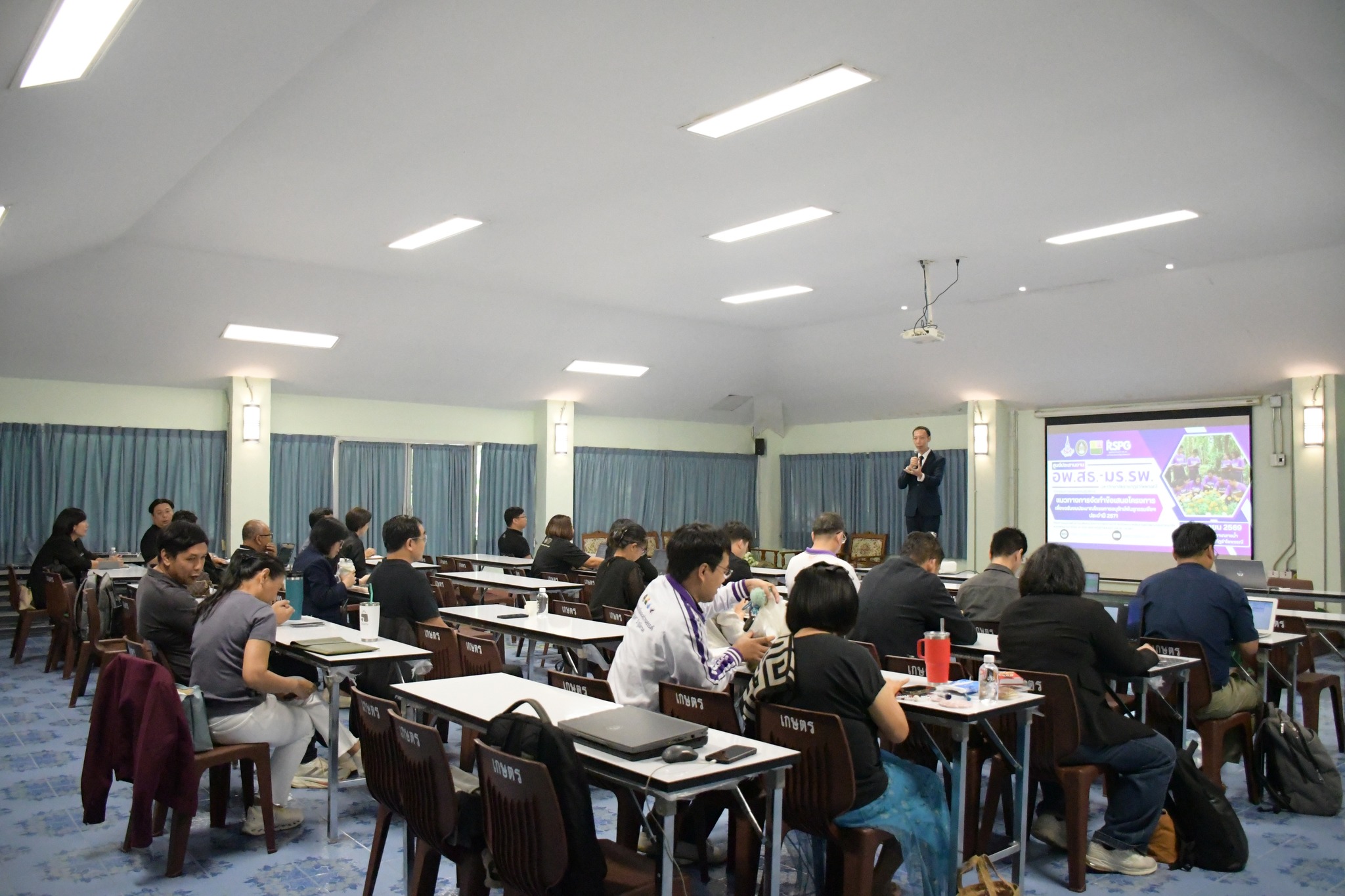 มรภ.รำไพพรรณี ติวเข้มบุคลากร! จัด Workshop เขียนข้อเสนอโครงการ อพ.สธ. ปี 2571 ตามแผนแม่บทระยะ 5 ปีที่แปด