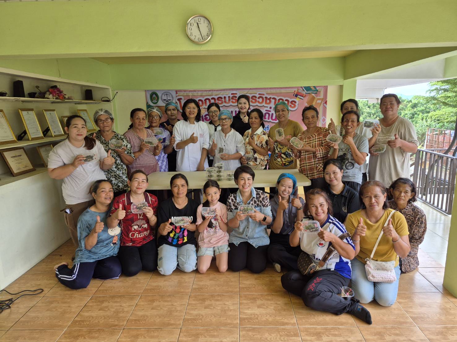 วันที่ 7 พค. 69 คณาจารย์คณะนิติศาสตร์ลงพื้นที่ให้ความรู้เกี่ยวกับการแปรรูปกล้วยช็อคโกแลตและกล้วยมัทฉะ