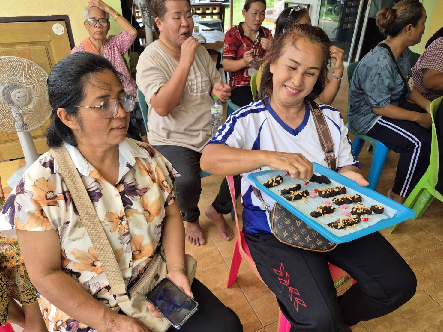 วันที่ 7 พค. 69 คณาจารย์คณะนิติศาสตร์ลงพื้นที่ให้ความรู้เกี่ยวกับการแปรรูปกล้วยช็อคโกแลตและกล้วยมัทฉะ